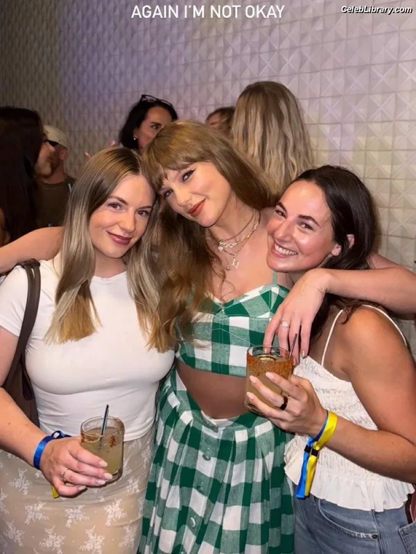 Taylor Swift photo 24 of 4190