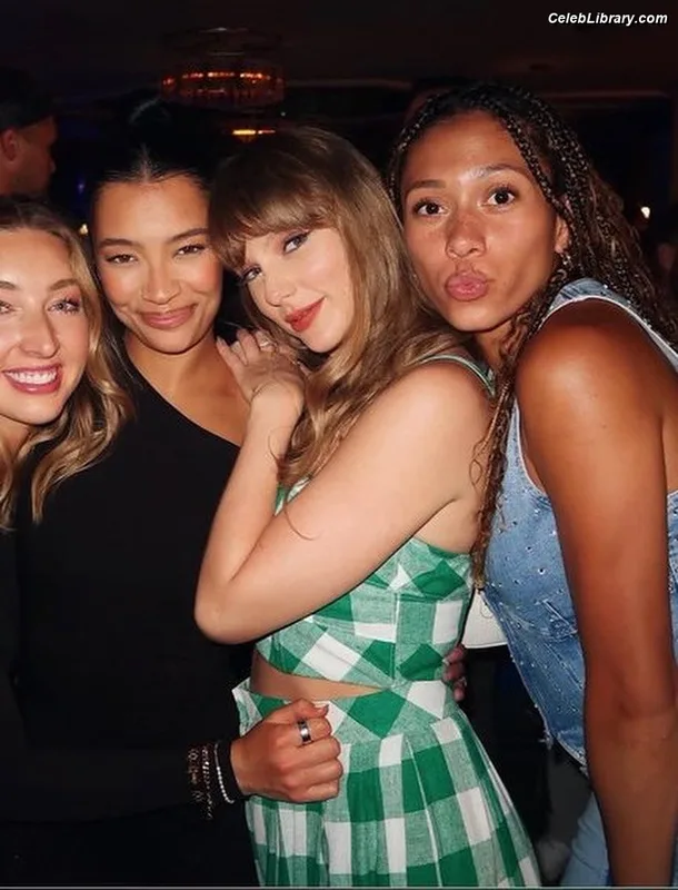 Taylor Swift photo 20 of 4190