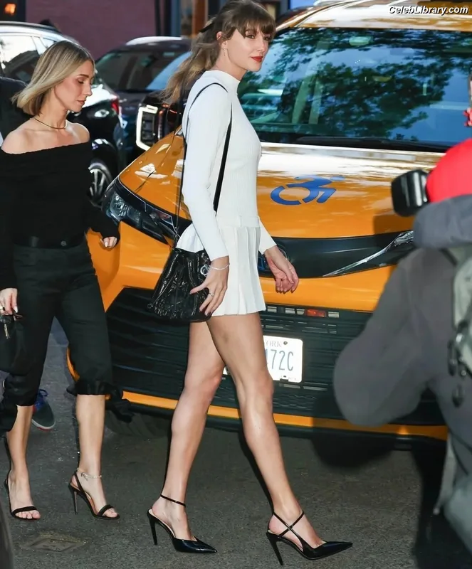 Taylor Swift photo 2 of 4190
