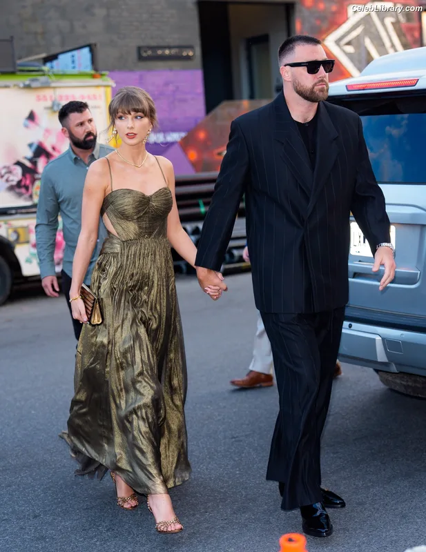 Taylor Swift photo 1 of 4190