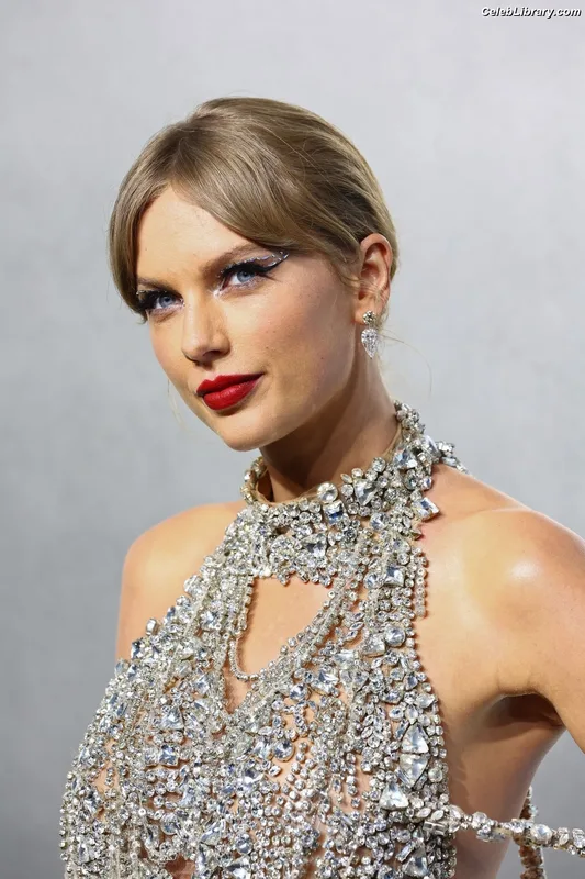 Taylor Swift photo 10 of 4190