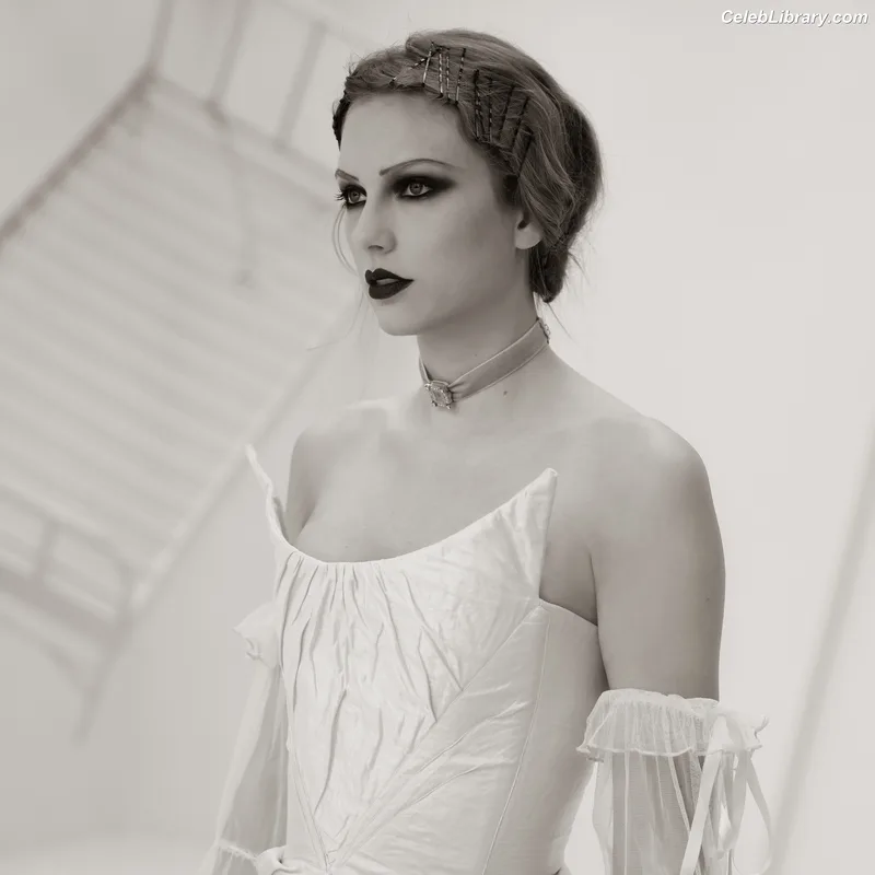 Taylor Swift photo 10 of 4190