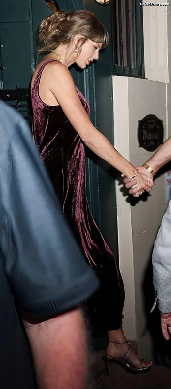 Taylor Swift photo 14 of 4190