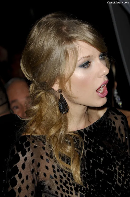 Taylor Swift photo 10 of 4190
