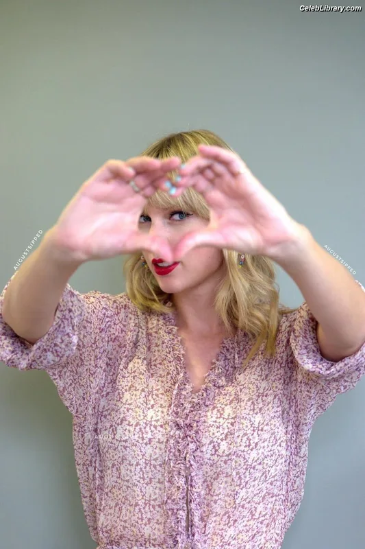 Taylor Swift photo 12 of 4190