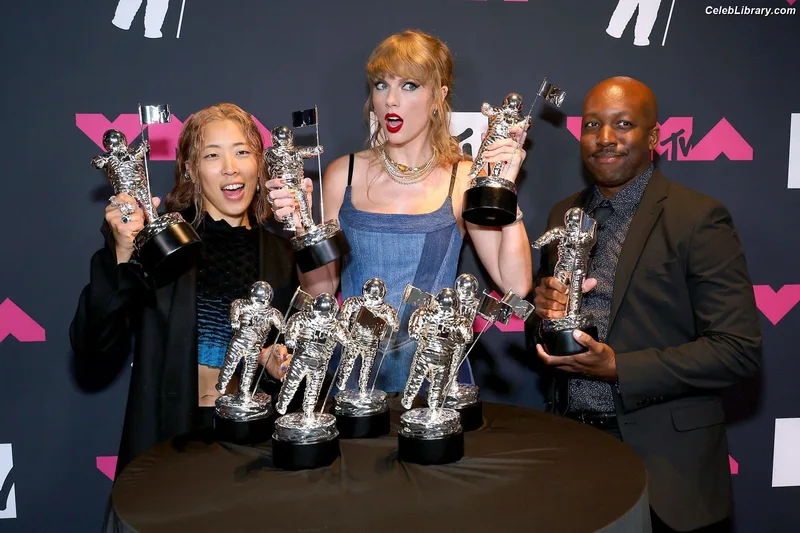 Taylor Swift photo 24 of 4190