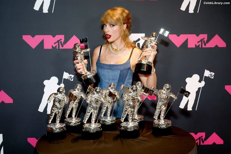Taylor Swift photo 1 of 4190
