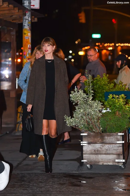 Taylor Swift photo 15 of 4190