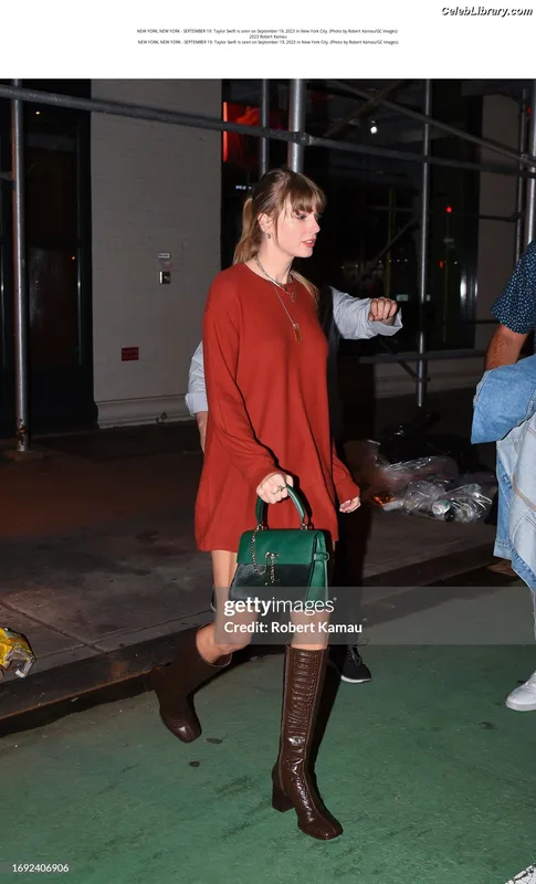 Taylor Swift photo 2 of 4190