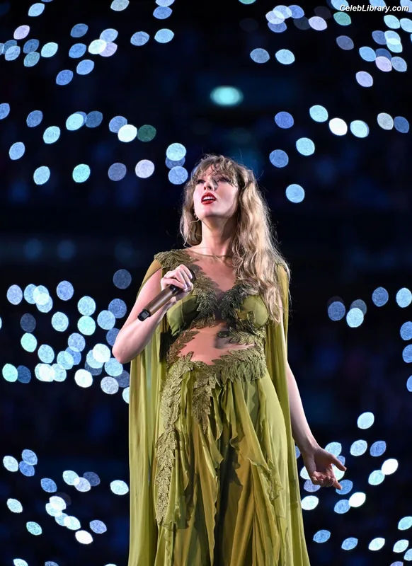 Taylor Swift photo 11 of 4190