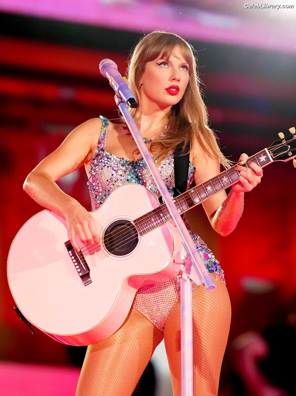 Taylor Swift photo 1 of 4190