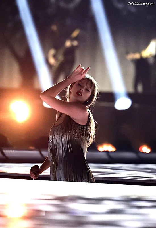Taylor Swift photo 24 of 4190