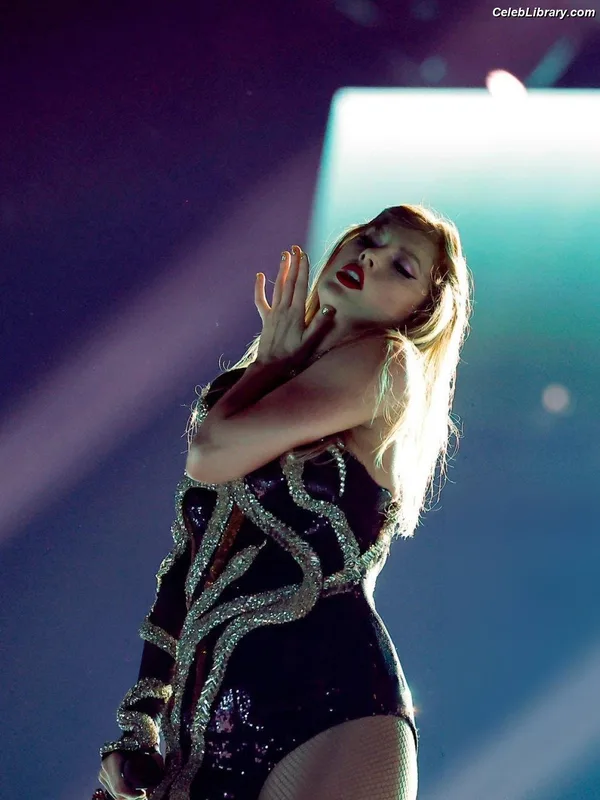 Taylor Swift photo 23 of 4190