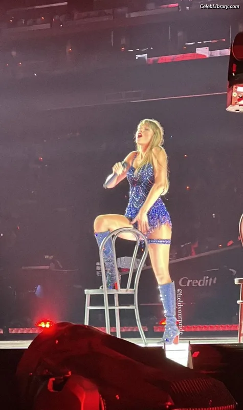 Taylor Swift photo 24 of 4190