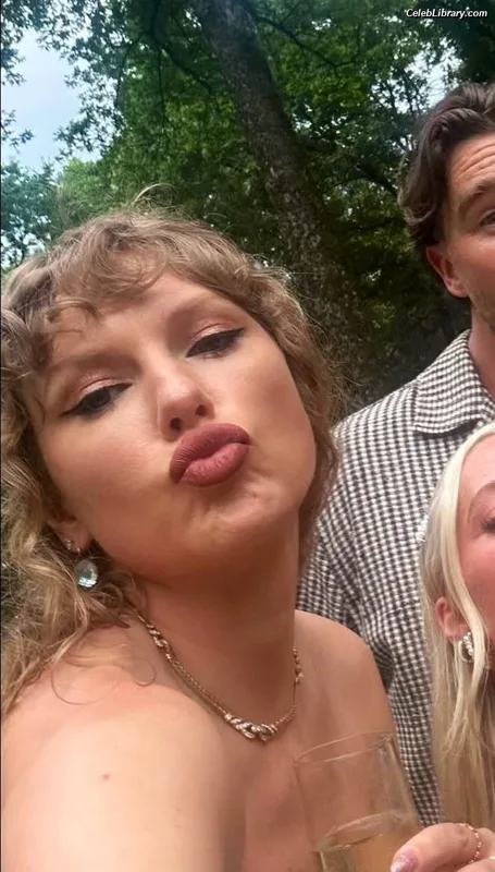 Taylor Swift photo 8 of 4190