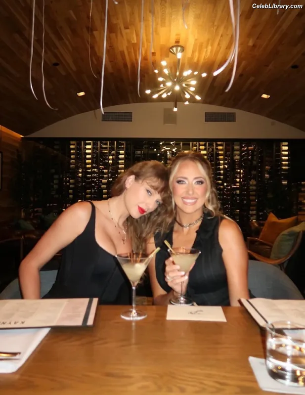 Taylor Swift photo 14 of 4190