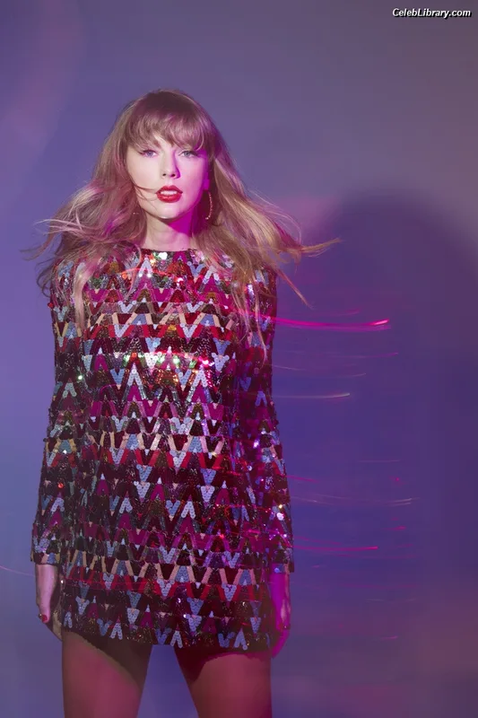 Taylor Swift photo 10 of 4190