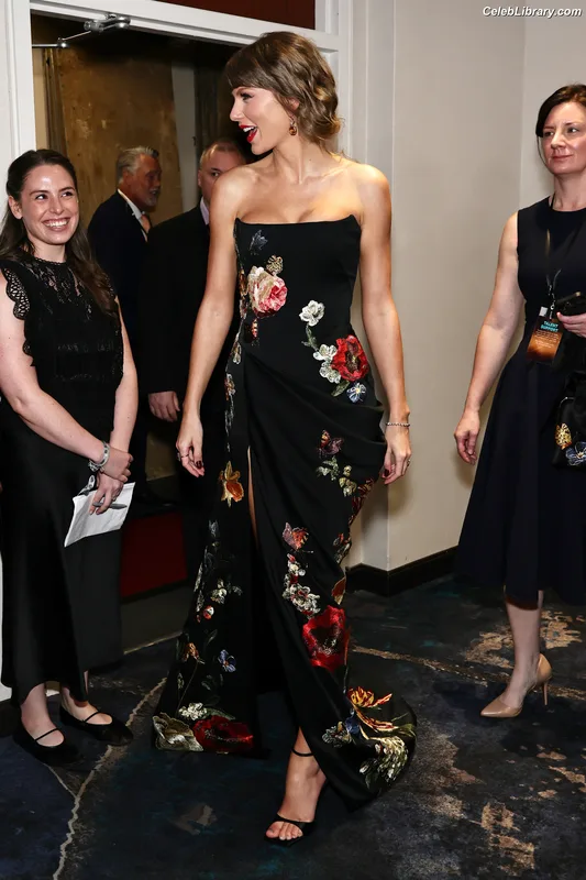 Taylor Swift photo 12 of 4190