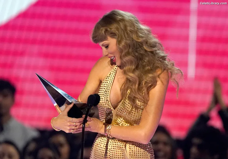 Taylor Swift photo 16 of 4190