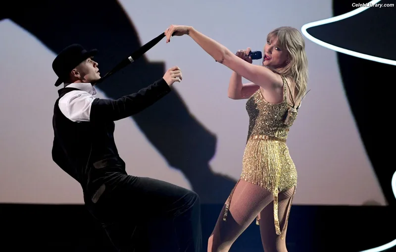 Taylor Swift photo 24 of 4190