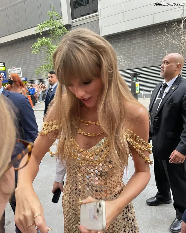Taylor Swift photo 23 of 4190