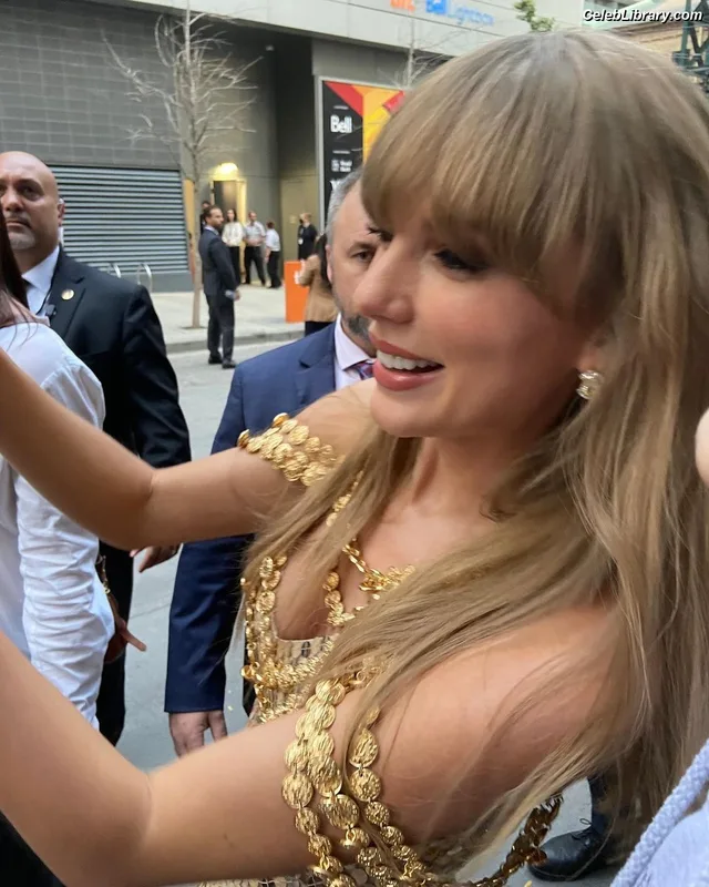 Taylor Swift photo 24 of 4190