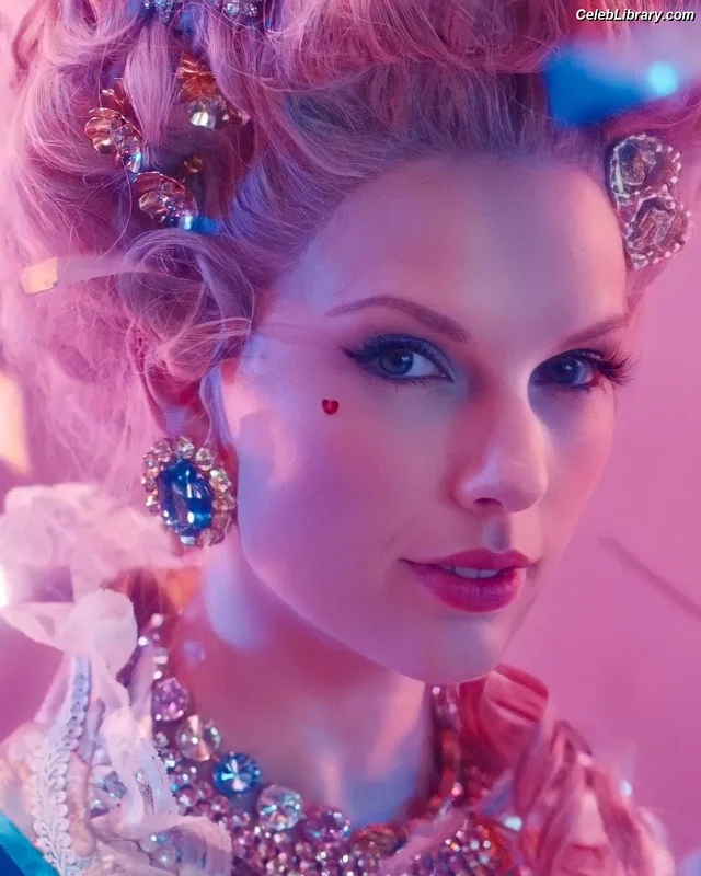 Taylor Swift photo 1 of 4190