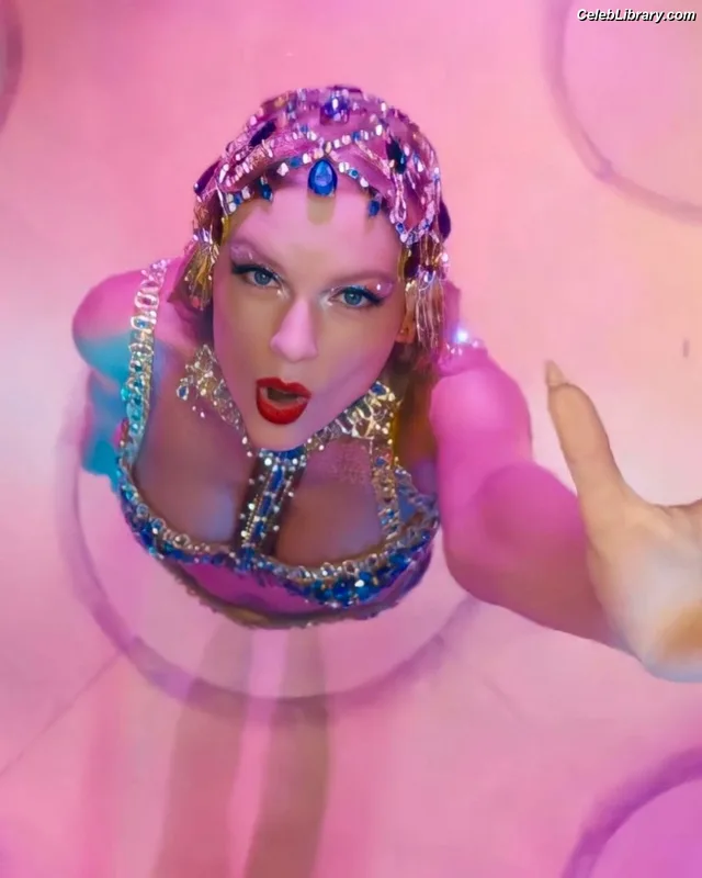Taylor Swift photo 18 of 4190