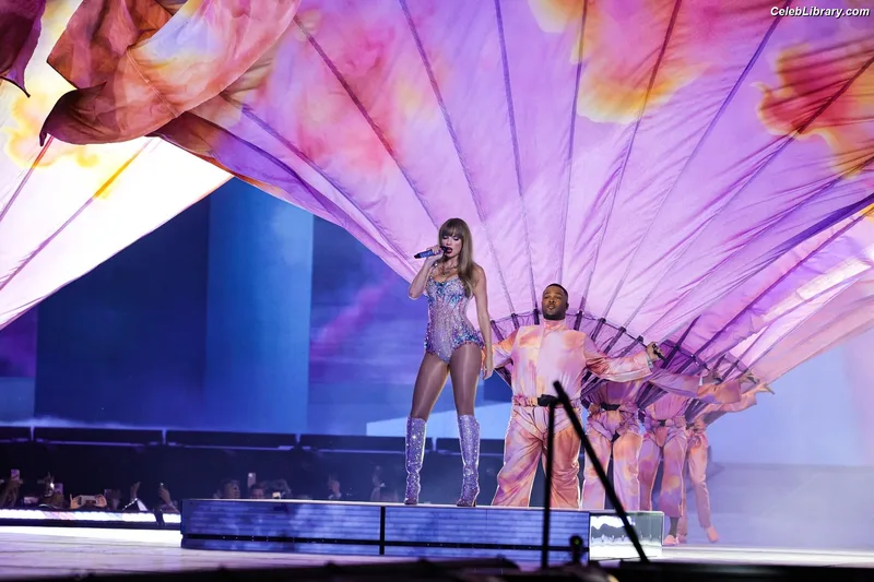 Taylor Swift photo 9 of 4190