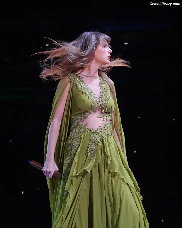 Taylor Swift photo 17 of 4190