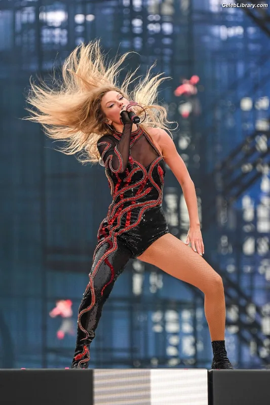 Taylor Swift photo 3 of 4190