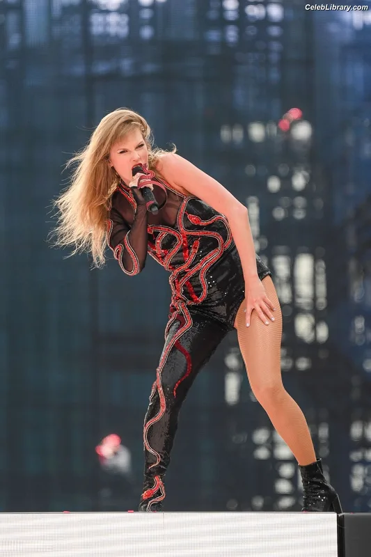 Taylor Swift photo 4 of 4190