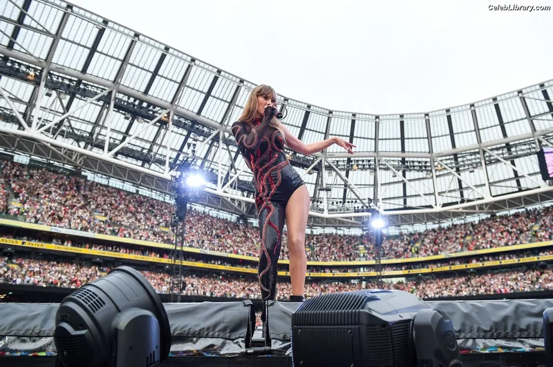 Taylor Swift photo 9 of 4190