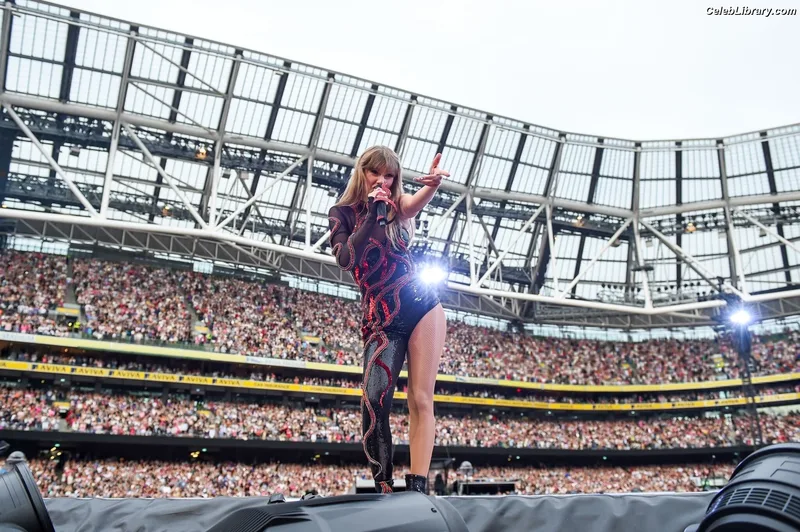 Taylor Swift photo 10 of 4190