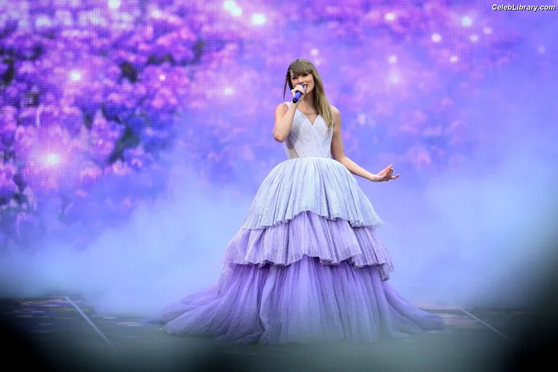 Taylor Swift photo 16 of 4190