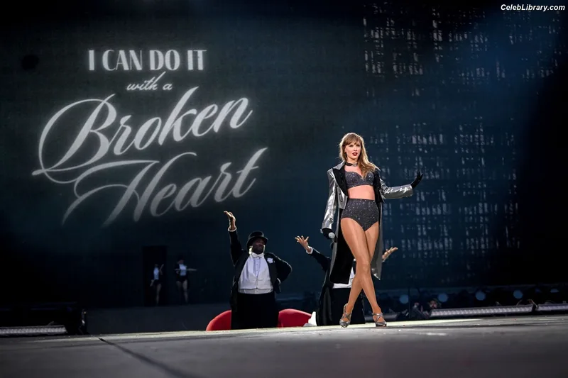 Taylor Swift photo 20 of 4190