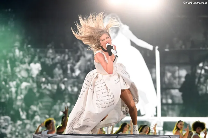 Taylor Swift photo 23 of 4190