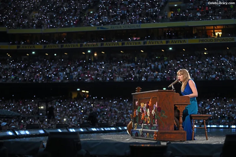 Taylor Swift photo 11 of 4190