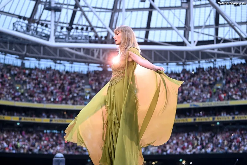 Taylor Swift photo 12 of 4190