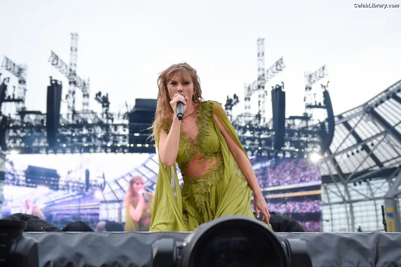 Taylor Swift photo 13 of 4190