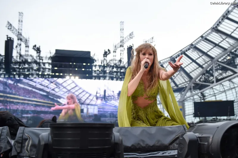 Taylor Swift photo 15 of 4190