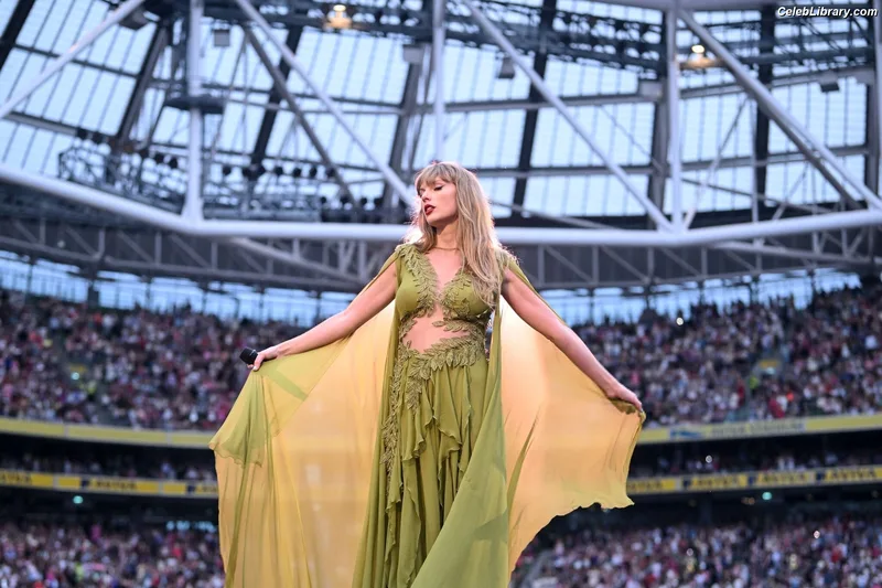 Taylor Swift photo 16 of 4190
