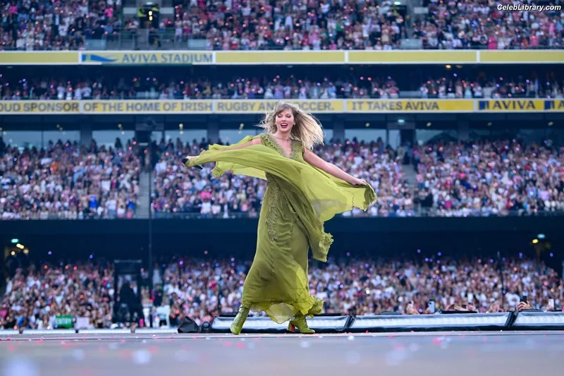 Taylor Swift photo 17 of 4190