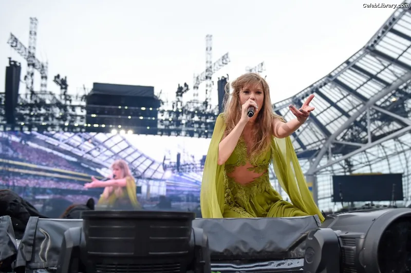 Taylor Swift photo 19 of 4190