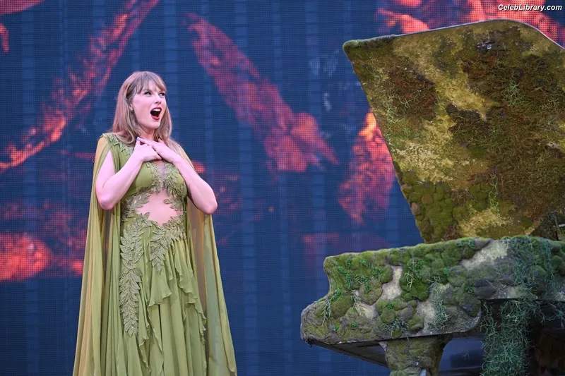 Taylor Swift photo 20 of 4190