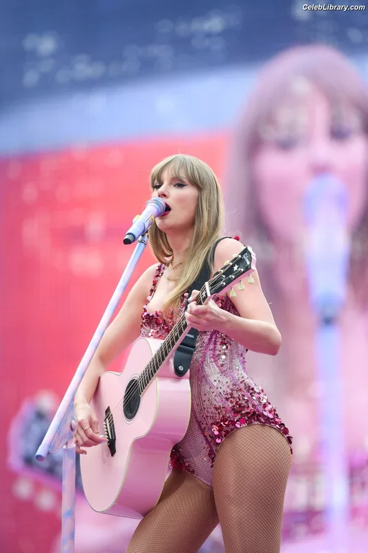 Taylor Swift photo 23 of 4190