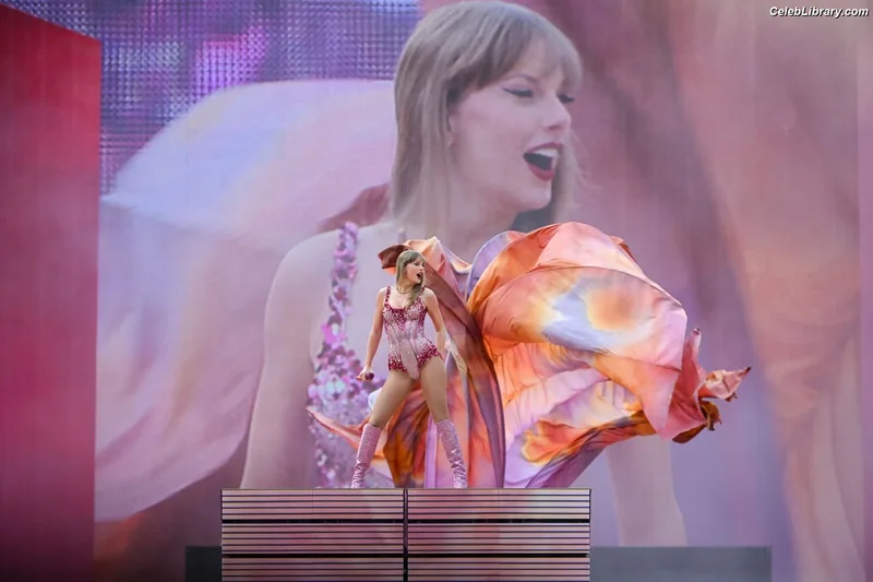 Taylor Swift photo 1 of 4190