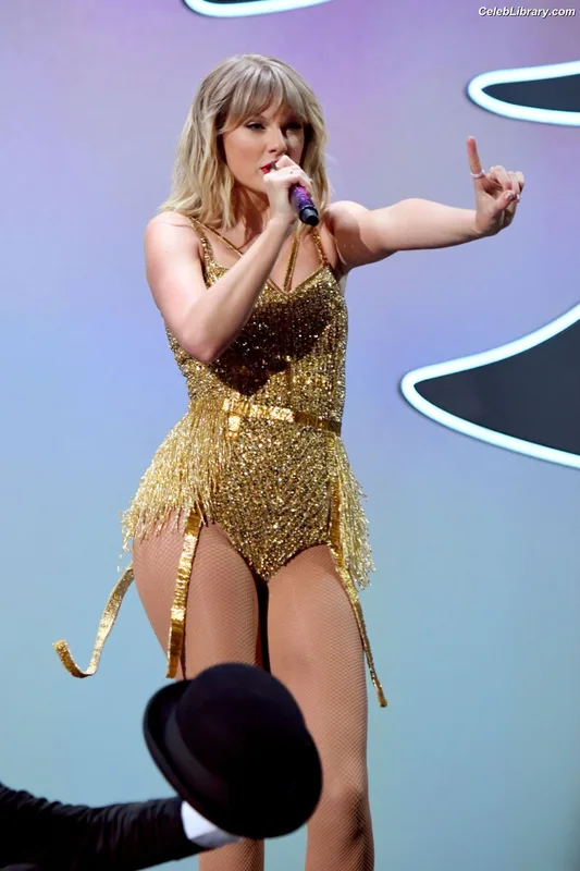 Taylor Swift photo 24 of 4190
