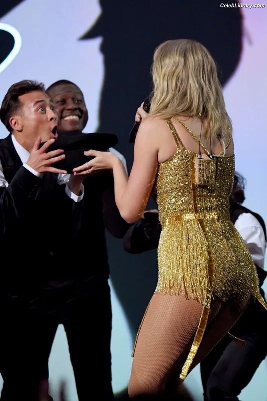 Taylor Swift photo 11 of 4190