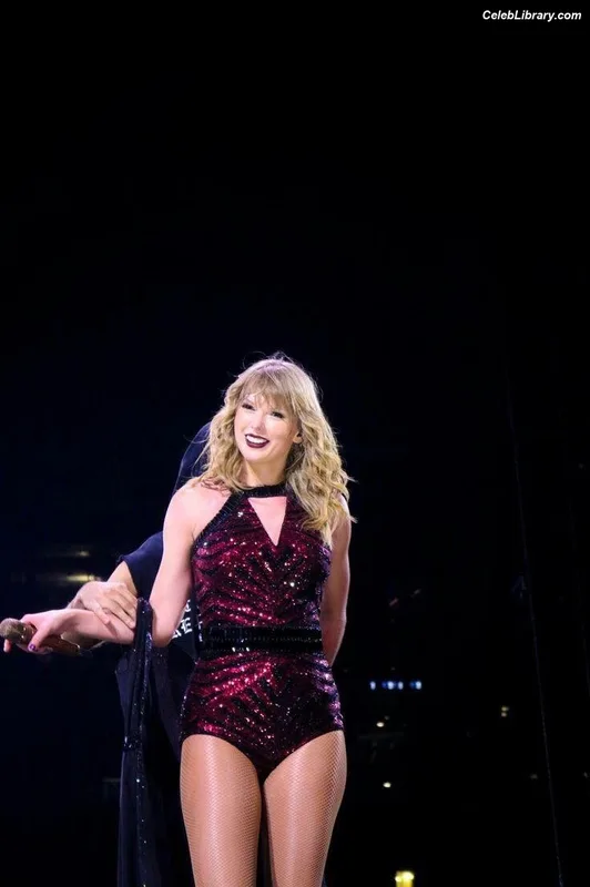 Taylor Swift photo 15 of 4190